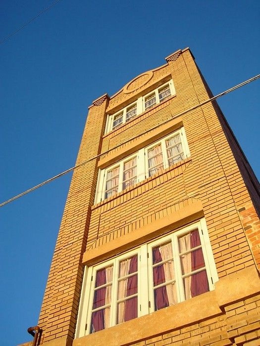 Большой обман и самый маленький небоскреб в мире (5 фото)