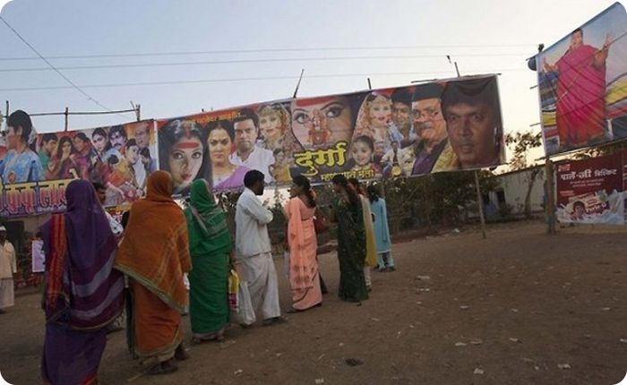 Передвижные кинотеатры в Индии (12 фото)