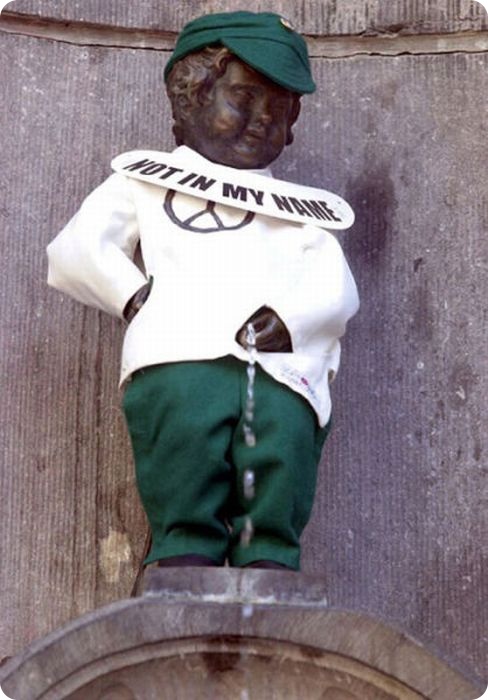 Наряды писающего мальчика (14 фото)