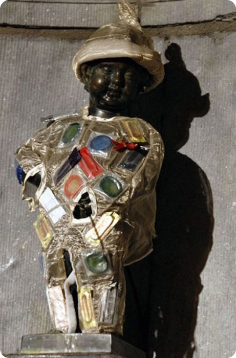 Наряды писающего мальчика (14 фото)