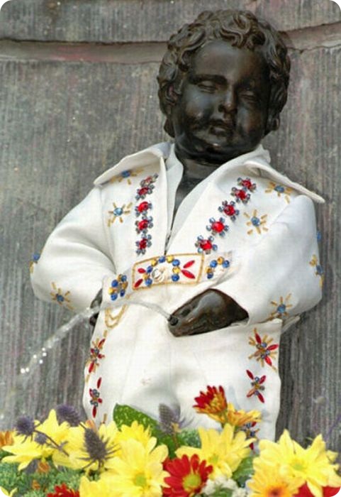 Наряды писающего мальчика (14 фото)