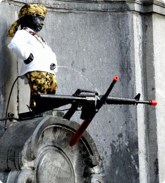 Наряды писающего мальчика (14 фото)