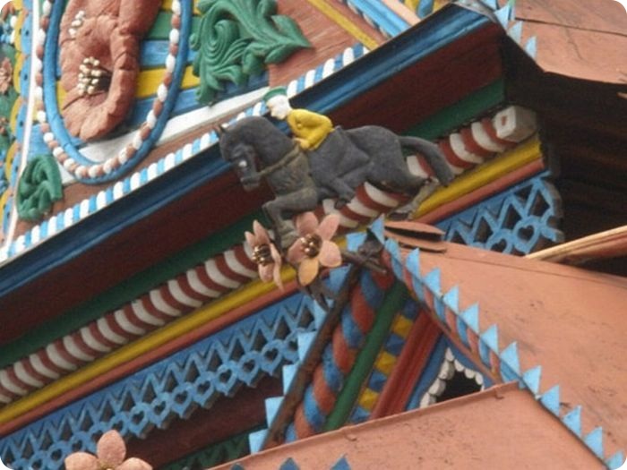 Необычный деревенский дом (17 фото)