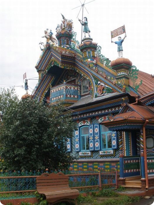 Необычный деревенский дом (17 фото)