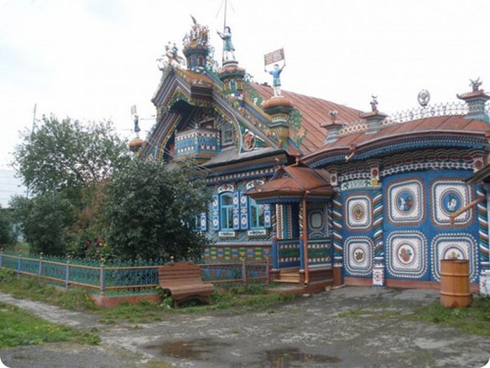 Необычный деревенский дом (17 фото)