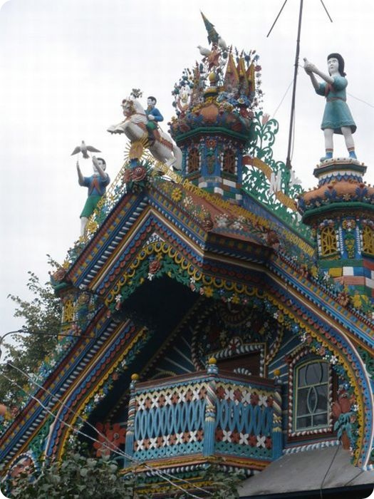 Необычный деревенский дом (17 фото)