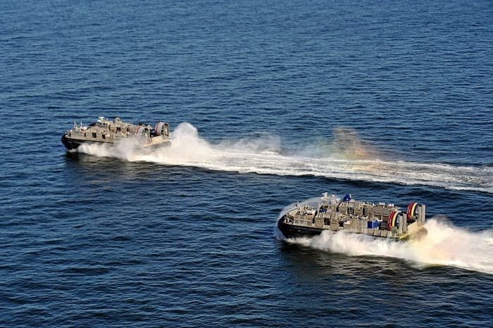 Десантный катер LCAC (28 фото)