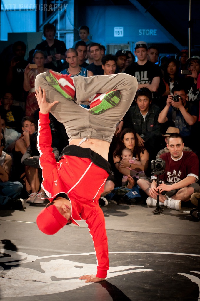 Танцоры в стиле Брейкинг-данс