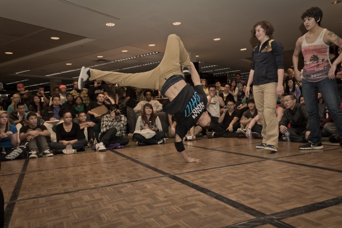 Танцоры в стиле Брейкинг-данс