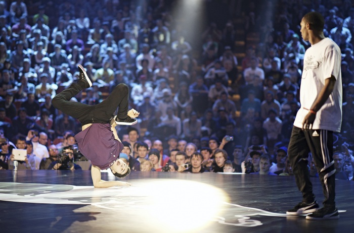 Танцоры в стиле Брейкинг-данс