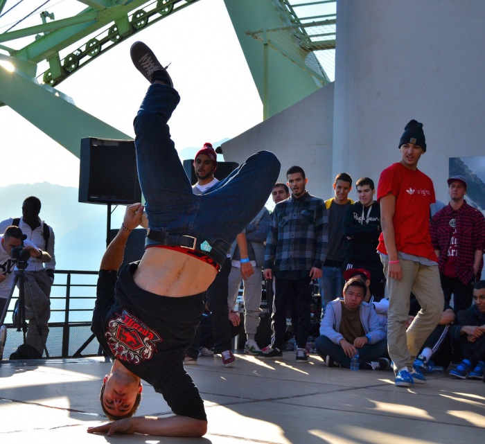 Танцоры в стиле Брейкинг-данс
