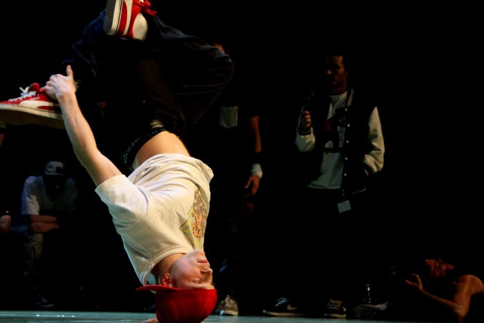 Танцоры в стиле Брейкинг-данс