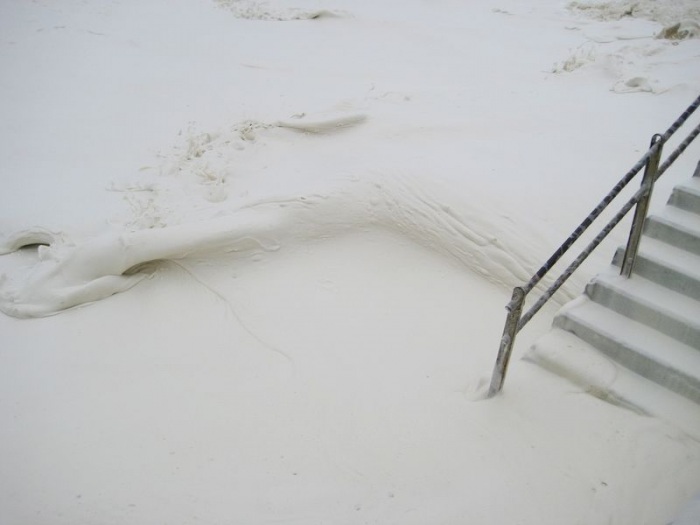 День, когда море превратилось в пену (10 фото)