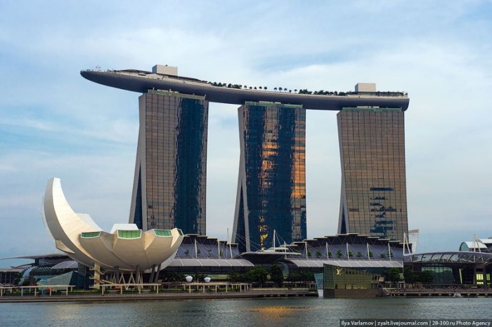 Отель Marina Bay Sands, бассейн под облаками (35 фото)