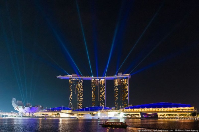 Отель Marina Bay Sands, бассейн под облаками (35 фото)