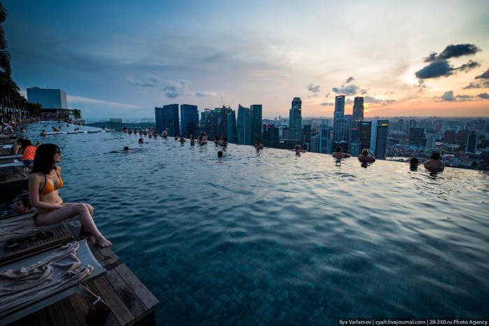 Отель Marina Bay Sands, бассейн под облаками (35 фото)