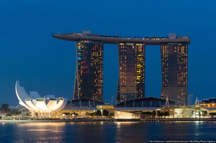 Отель Marina Bay Sands, бассейн под облаками (35 фото)