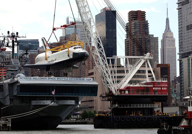 Траспортировка космического шаттла по реке Гудзон