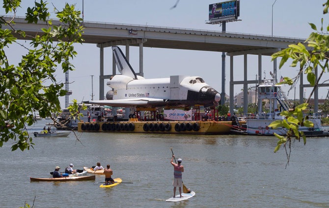 Траспортировка космического шаттла по реке Гудзон