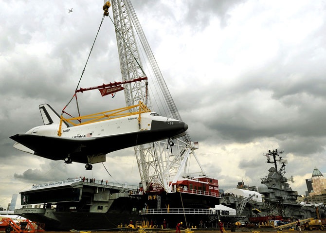 Траспортировка космического шаттла по реке Гудзон