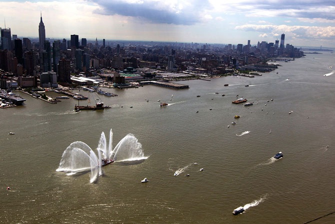 Траспортировка космического шаттла по реке Гудзон