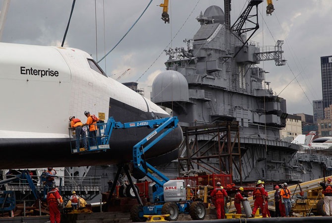 Траспортировка космического шаттла по реке Гудзон