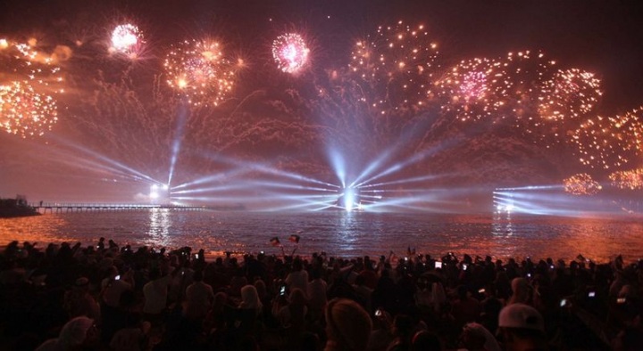 Грандиозный фейерверк в Кувейте (9 фото + 1 видео)