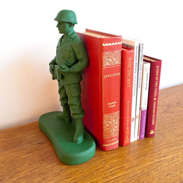 Креатив на книжной полке