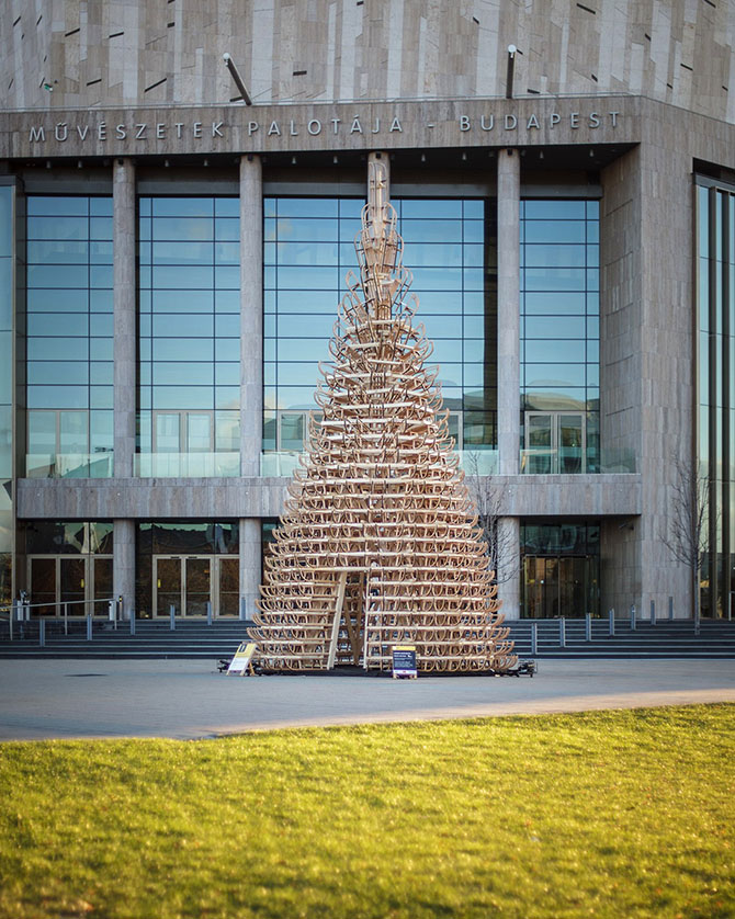 Елка из санок в Венгрии