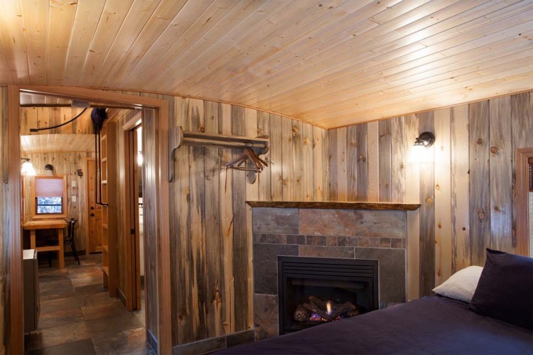 Это обычный старый вагон в лесу. Но стоит лишь приоткрыть дверь