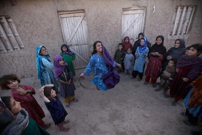 Сцены из жизни в разных странах