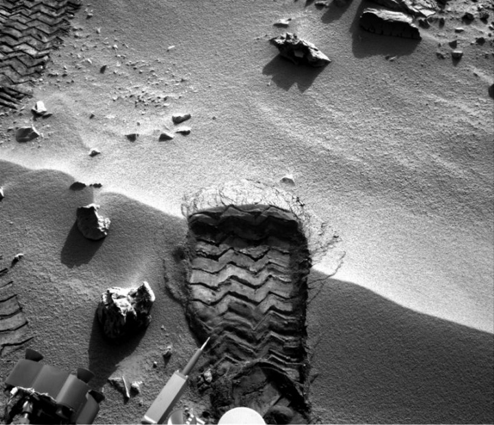 Curiosity приступил к исследованию грунта Марса (15 фото)
