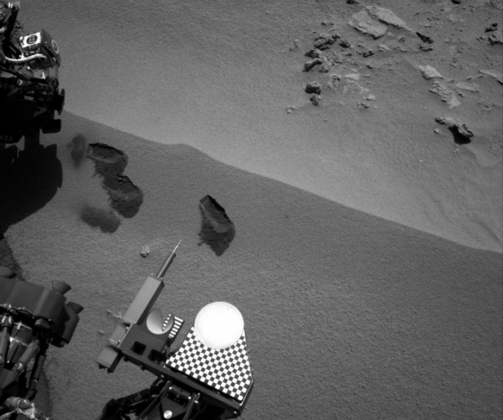 Curiosity приступил к исследованию грунта Марса (15 фото)