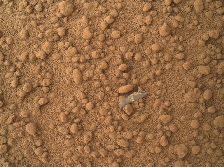 Curiosity приступил к исследованию грунта Марса (15 фото)