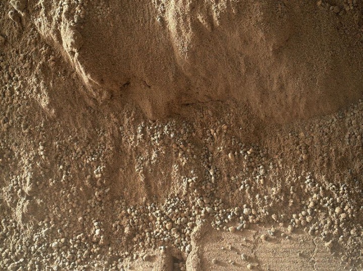 Curiosity приступил к исследованию грунта Марса (15 фото)