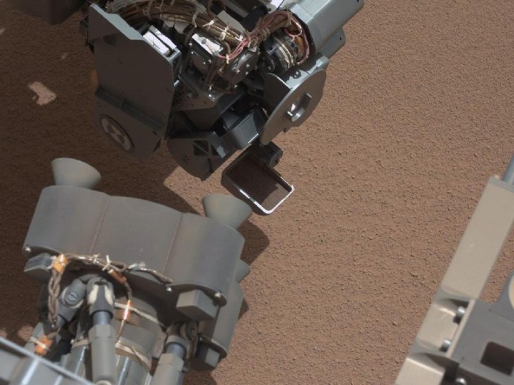Curiosity приступил к исследованию грунта Марса (15 фото)