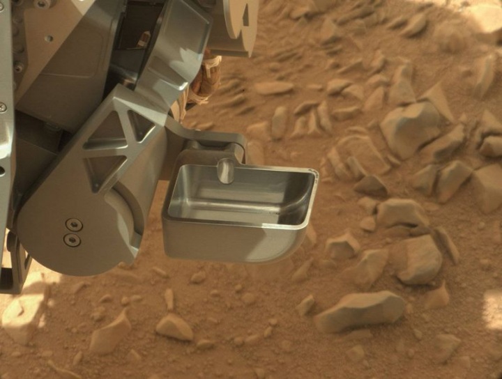 Curiosity приступил к исследованию грунта Марса (15 фото)