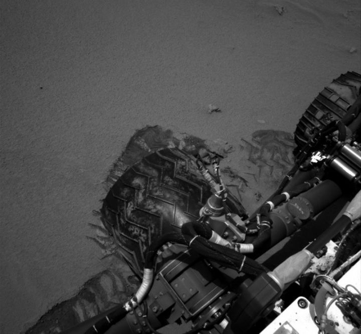 Curiosity приступил к исследованию грунта Марса (15 фото)