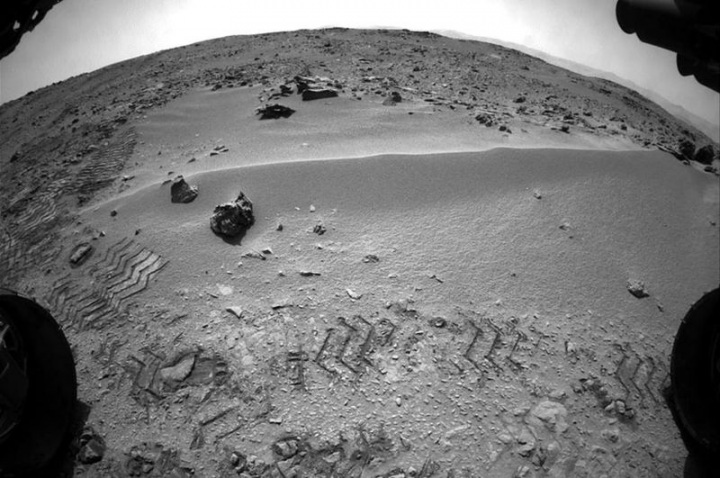 Curiosity приступил к исследованию грунта Марса (15 фото)