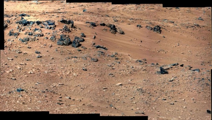 Curiosity приступил к исследованию грунта Марса (15 фото)