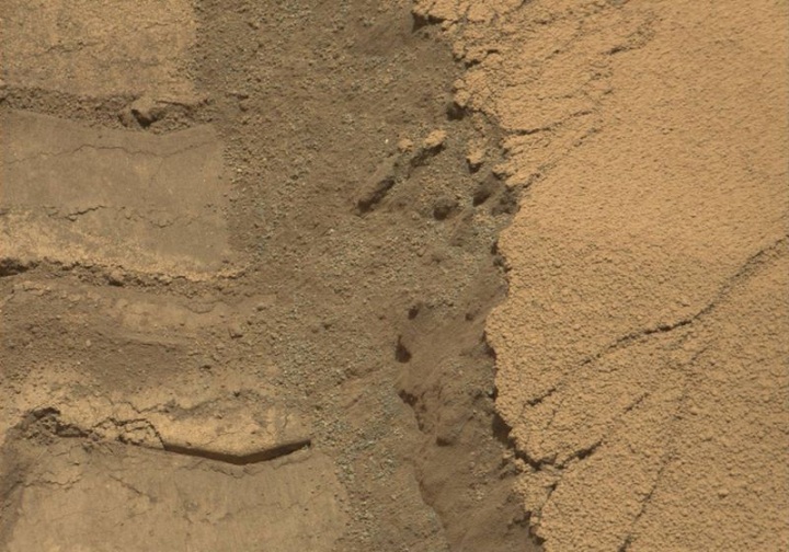 Curiosity приступил к исследованию грунта Марса (15 фото)