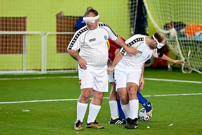 Футбол в темноте