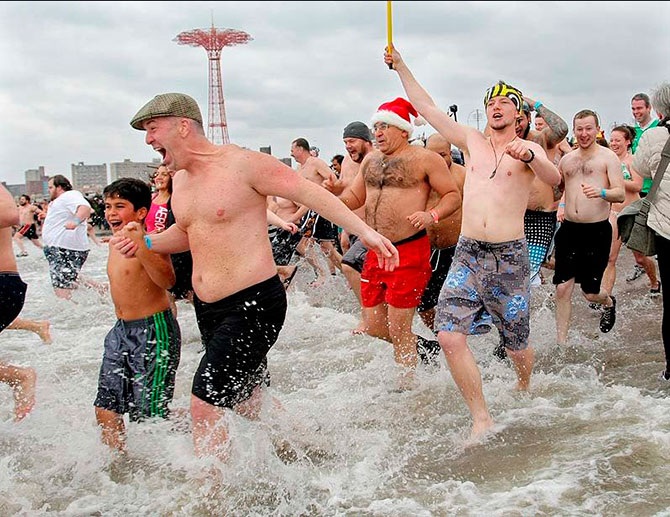 «Моржи» празднуют Новый год по всему миру