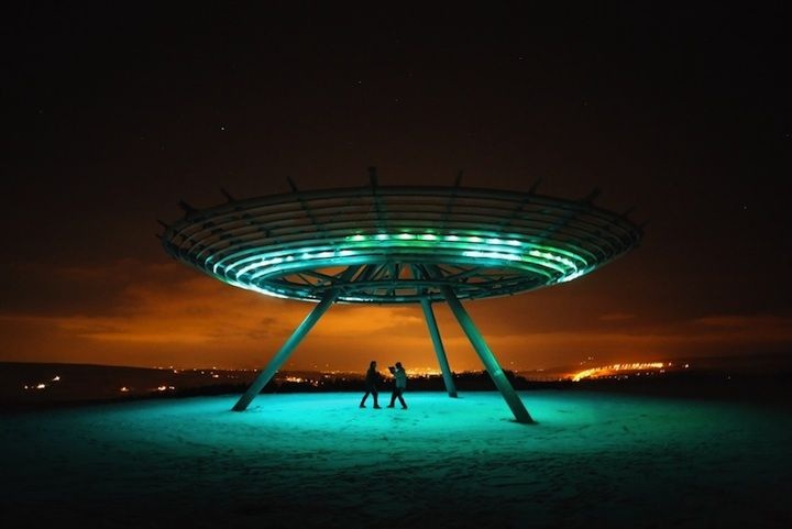 Инсталляция НЛО в Англии (6 фото)