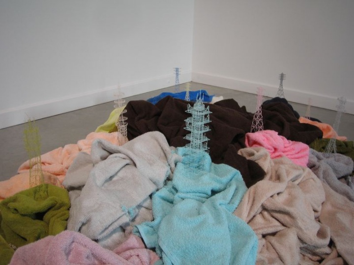 Удивительные микро-скульптуры, сделанные из повседневных вещей