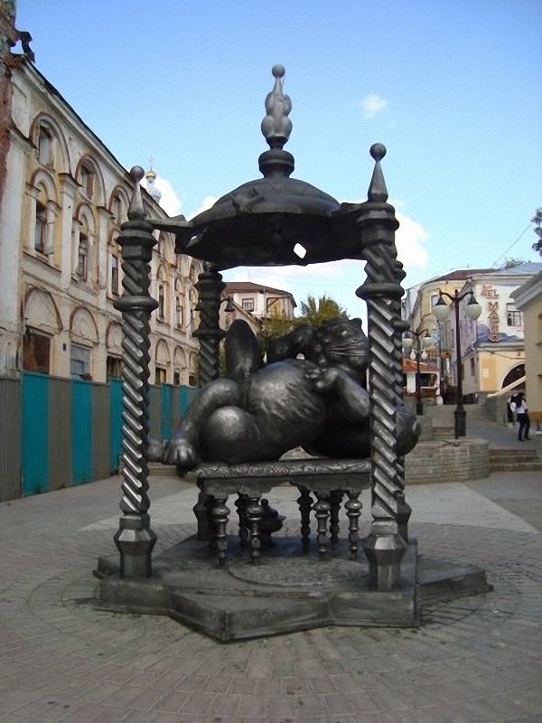 Скульптуры и памятники кошкам