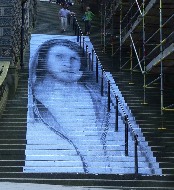 Стрит-арт на ступеньках