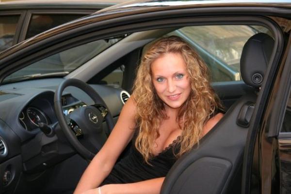 Девушки за рулем (53 фото)